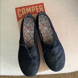 Black leather CAMPER flats. Leather lined.